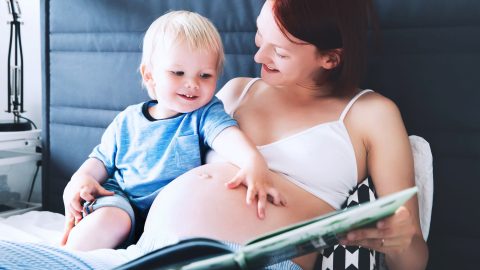 blog-whentostartreadngtobaby-pregnantmomandbabyreadingtogether Start reading to baby as soon as possible, pregnant mom and baby reading together at home.